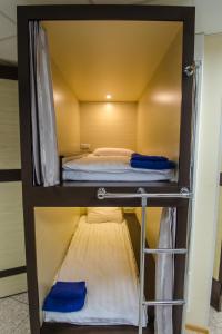 ウラジオストクにあるホステル グルビナの二段ベッド1組(ベッド2台付)