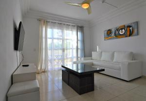 een woonkamer met een witte bank en een tafel bij Apartment in Orlando in Adeje