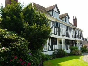 ein großes schwarzweißes Haus mit einem Hof in der Unterkunft Marygreen Manor in Brentwood