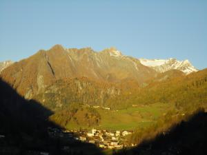 ゲストハウスから撮影された、または一般的な山の景色