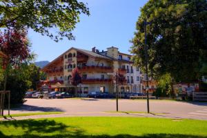 un gran edificio con coches estacionados en un estacionamiento en Hotel Seefelderhof, en Seefeld in Tirol