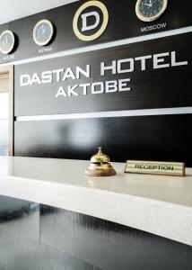 un panneau indiquant un antifa dasani hotel sur un comptoir dans l'établissement Hotel Dastan Aktobe, à Aqtöbe