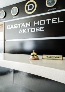 un cartello per un antifa dasani hotel su un bancone di Hotel Dastan Aktobe ad Aqtöbe