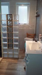 La salle de bains est pourvue d'un lavabo blanc et d'une fenêtre. dans l'établissement Chticabane, à Taintrux