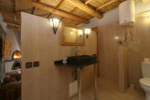 uma casa de banho com um lavatório e um WC em Hiba Lodge em Imlil