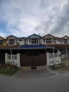 Gallery image of Little Blue House Kemaman Guesthouse in Cukai