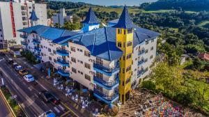 una vista aérea de un edificio amarillo con torretas en Hotel Paraiso, en Piratuba