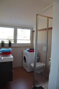 Ένα μπάνιο στο Ferienwohnung Zenobia +6 φωτογραφίες