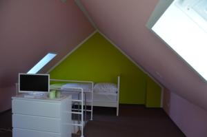 Cette chambre comprend un lit et un bureau avec un ordinateur. dans l'établissement Ferienwohnung Zenobia, à Neu Roggentin