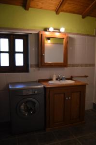 a bathroom with a washing machine and a sink at Alan-Zahar in Lesaka