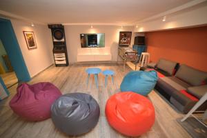 ein Wohnzimmer mit einem Sofa und Sitzsäcken in der Unterkunft City Place Apartments in Belgrad