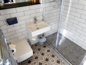 Kúpeľňa v ubytovaní The Thoresby at Claremont Serviced Apartments