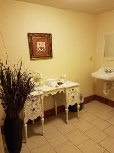 baño con escritorio blanco y lavabo en Lenroot Lodge, en Seeley