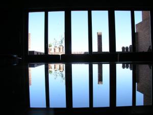 una ventana con vistas a una piscina de agua en Posada de Eufrasio en Lerma