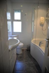 A bathroom at Loch Monzievaird Chalets
