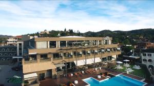 Luftaufnahme eines Hotels mit Swimmingpool in der Unterkunft Eleton Resort & Spa in Villa Carlos Paz