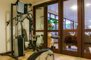 Fitness centrum a/nebo fitness zařízení v ubytování Poty Praia Hotel