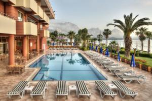 Bazén v ubytování Valeri Beach Hotel nebo v jeho okolí