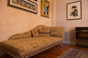 eine Couch in einem Wohnzimmer neben einem TV in der Unterkunft Residenza Eda in Corciano