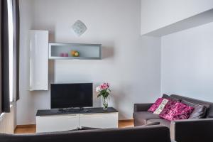 TV a/nebo společenská místnost v ubytování The Palace Suites and Apartments
