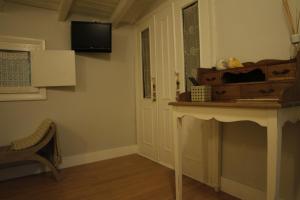 A television and/or entertainment centre at Agroturismo Ibarra