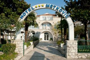 - une porte menant à une villa avec un panneau de bienvenue dans l'établissement Hotel Metković, à Metković