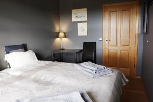 een slaapkamer met een bed met handdoeken erop bij Ármót Guesthouse in Hvolsvöllur