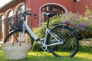 uma bicicleta estacionada na relva em frente a uma casa em Residence Valle Cavallino em Cavallino-Treporti