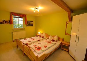 Un dormitorio con una cama con flores. en Ferienhaus Brockenbäcker en Tanne