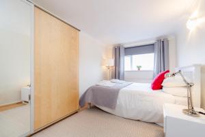 ロンドンにあるHolland Park 2 Bed Flat by BaseToGoのベッドルーム1室(ベッド1台、大きな窓付)
