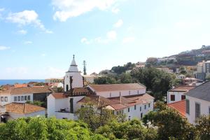 サンタ・クルーズにあるCasa dos Caseirosの教会のある町の景色