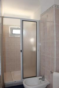 a bathroom with a shower and a toilet and a sink at Casa dos Caseiros in Santa Cruz +13 photos