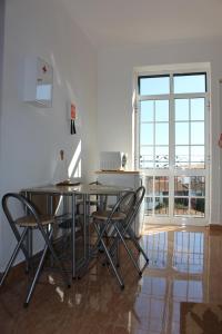 サンタ・クルーズにあるCasa dos Caseirosのダイニングルーム(テーブル、椅子、窓付)