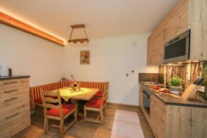 Kuchyň nebo kuchyňský kout v ubytování Appartements Millinger