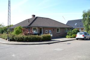 een huis met een auto ervoor geparkeerd bij Markvænget 5 in Sønder Felding