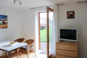 TV a/nebo společenská místnost v ubytování Ferienwohnung mit Tiny House