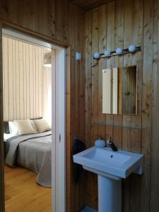 baño con lavabo y cama en Marina Holiday Lotus Village, en Imatra
