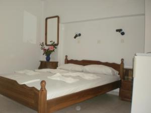 1 dormitorio con 1 cama con espejo en la pared en Dimitra en Petra