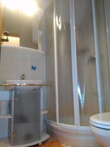 uma casa de banho com um chuveiro, um WC e um lavatório. em Nagelj 1 em Martjanci