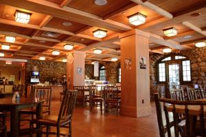 Restaurace v ubytování Overlook Lodge and Stone Cottages at Bear Mountain