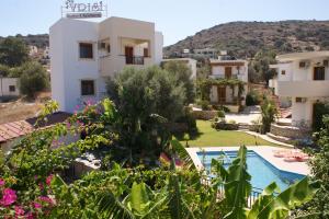 Bazén v ubytovaní Vrisi Apartments & Villa alebo v jeho blízkosti