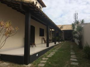 einen Außenblick auf ein Haus mit einer Veranda in der Unterkunft Excelente Casa em Arraial do Cabo in Arraial do Cabo