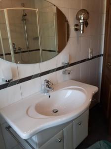 uma casa de banho com um lavatório e um espelho em Ferienwohnung Grothoff em Olsberg
