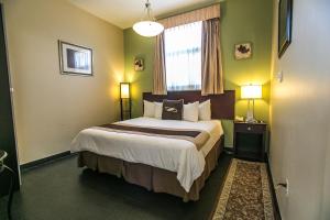 Кровать или кровати в номере Pointe Plaza Hotel