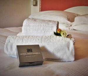 Rúm í herbergi á Boutique Hotel Sant'Andrea & Relais