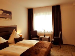 pokój hotelowy z łóżkiem i oknem w obiekcie Hotel Dormir w mieście Moers