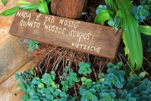 Una señal que dice micked museo navaho messos sopas en Tiô Isolda Artes & Hospedaria, en Casa Branca