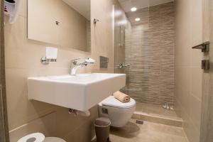 A bathroom at AnDi's Apartment's Paleochora