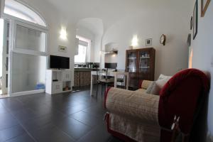 uma sala de estar com um sofá e uma mesa em Castello 20 em Montescudaio