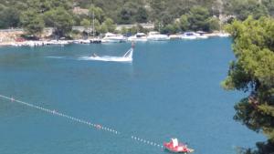 un bateau dans une masse d'eau avec d'autres bateaux dans l'établissement Villa Marija, à Marina